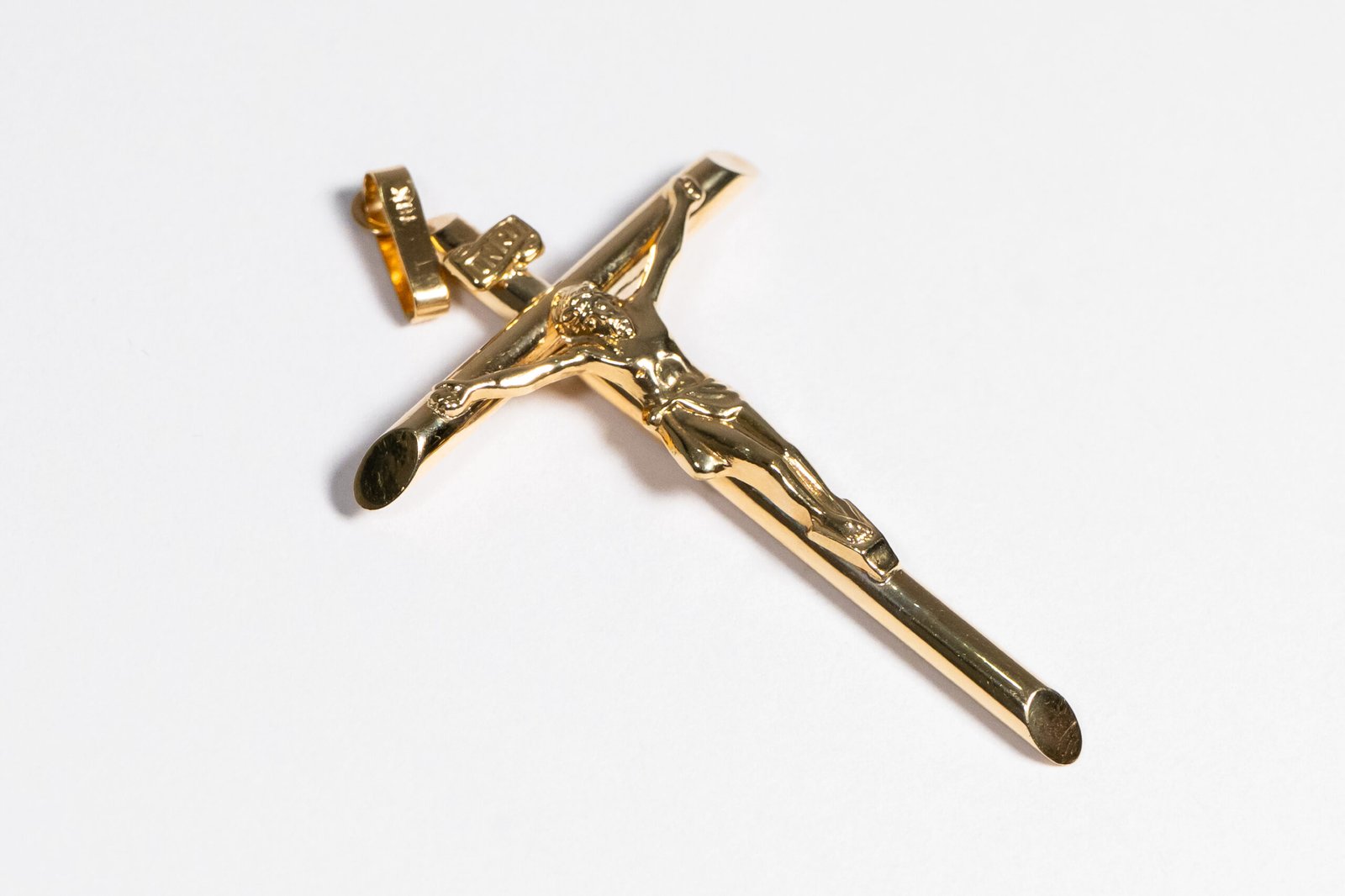 Dije de cruz con Cristo